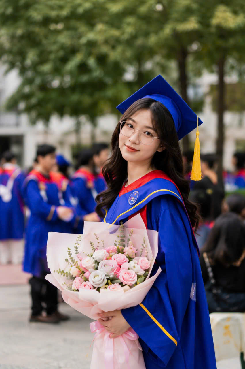 áo cử nhân Đại học Tài chính ngân hàng