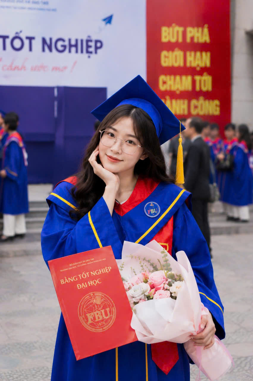 áo cử nhân Đại học Tài chính ngân hàng